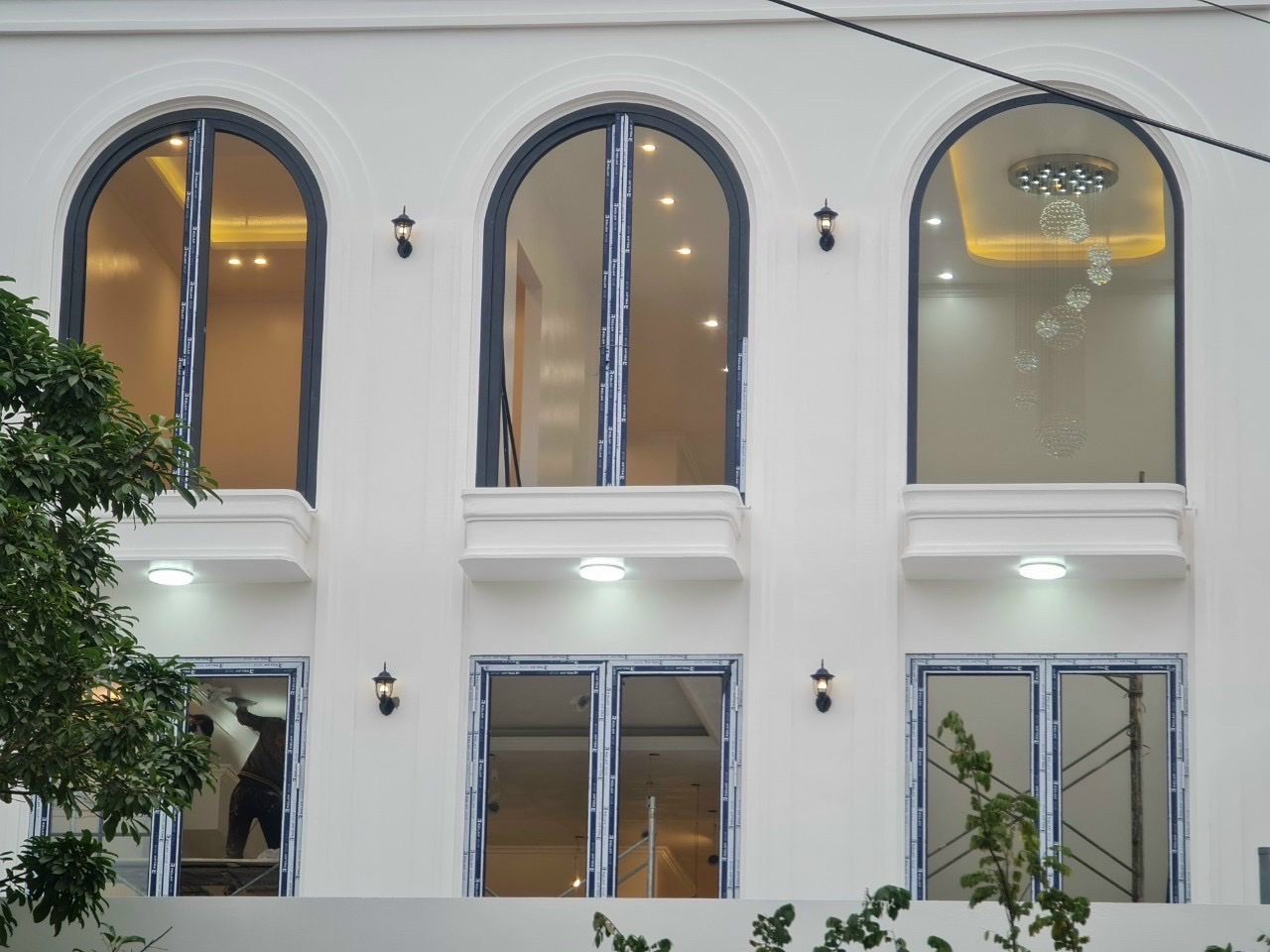 Lắp đặt cửa nhôm kính biệt thự cao cấp cho khách hàng ở Bắc Giang